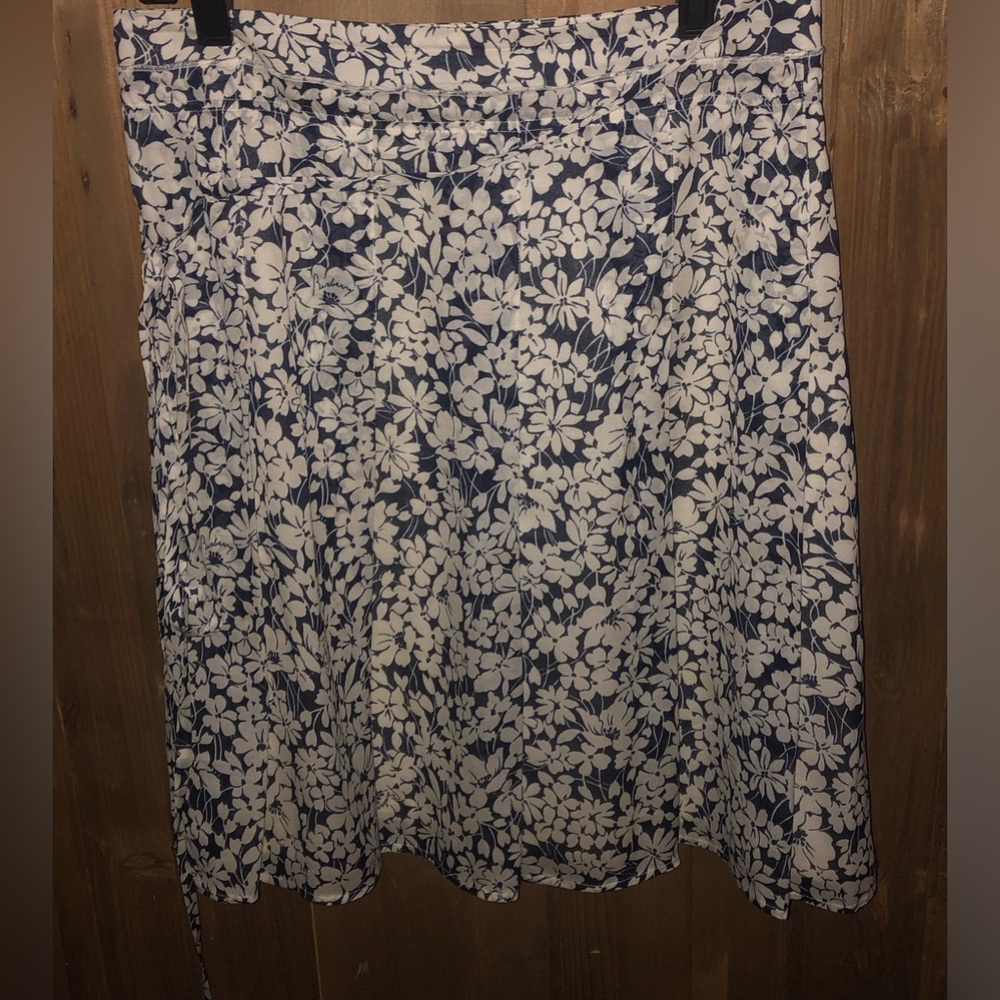 Burberry brand skirt small/medium ties sound waist